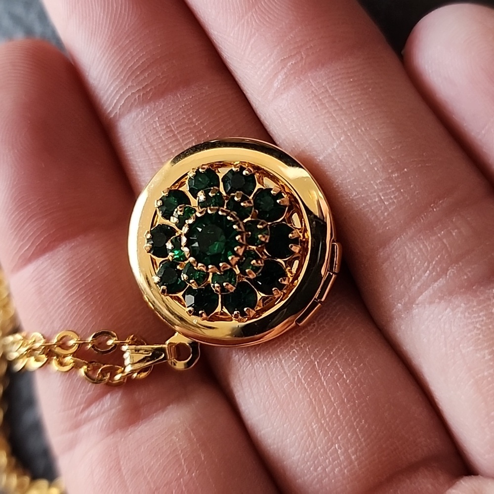 Elegant Avon Gold and Green Pendant Necklace - Picture 6 of 12